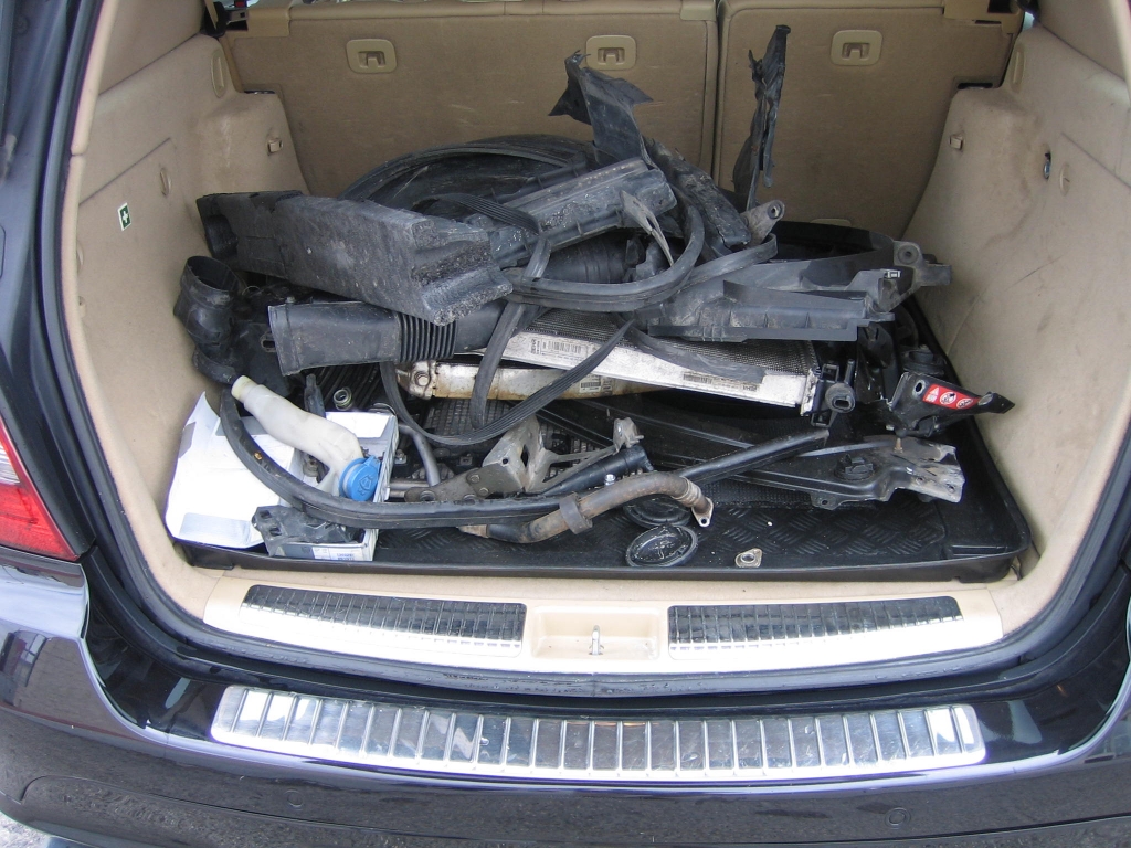 VISTA PIEZAS EN MALETERO VISTA INTERIOR TRASERO 2 MERCEDES BENZ ML 63 AMG 6.3 I 510CV