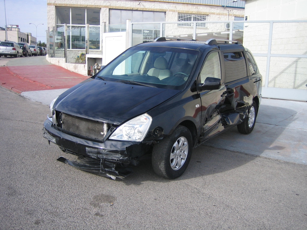 VISTA DELANTERA IZQUIERDA KIA CARNIVAL 2.9 CRDI 185CV