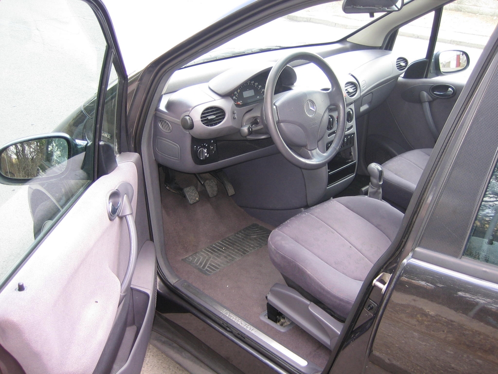 VISTA INTERIOR IZQUIERDO MERCEDES BENZ CLASE A 170 CDI 90CV