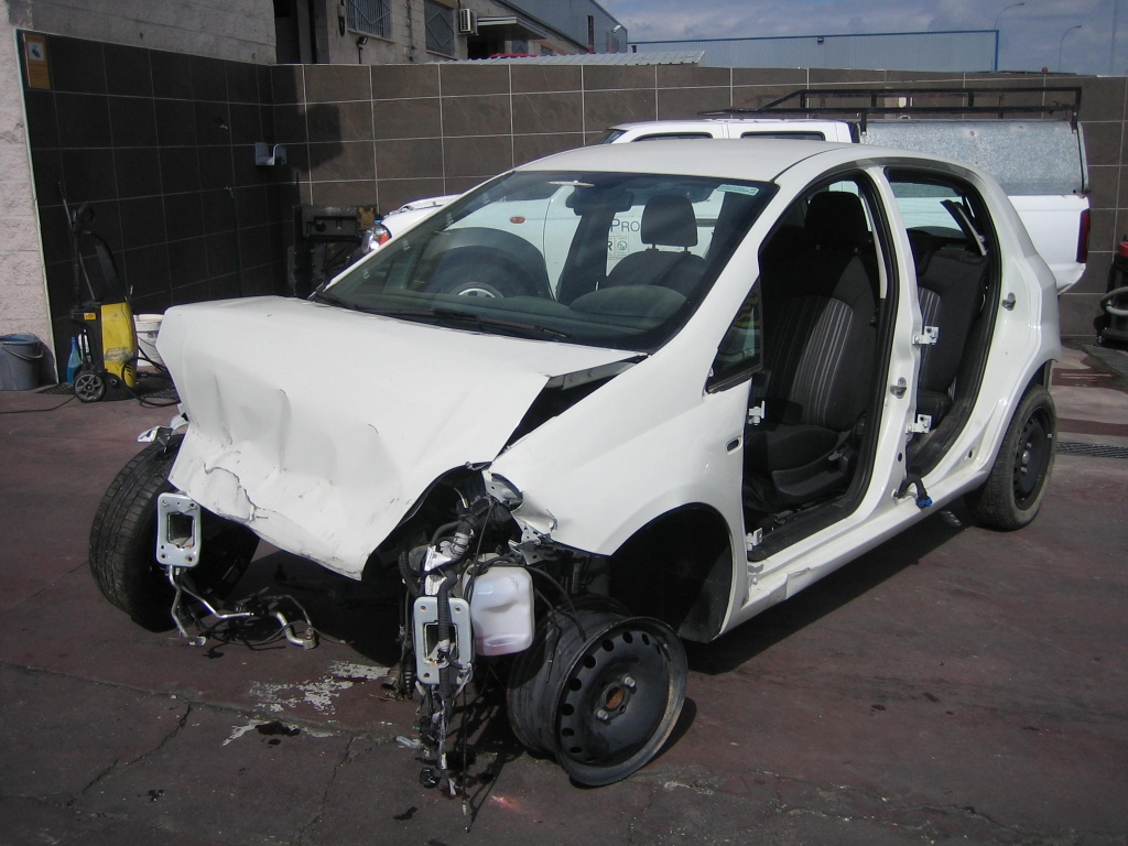 VISTA DELANTERA IZQUIERDA FIAT PUNTO 1.3 55CV