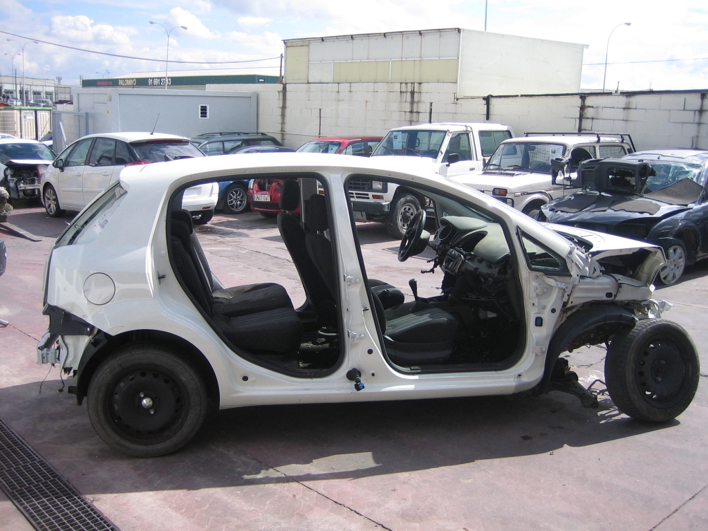 VISTA LATERAL DERECHO FIAT PUNTO 1.3 55CV