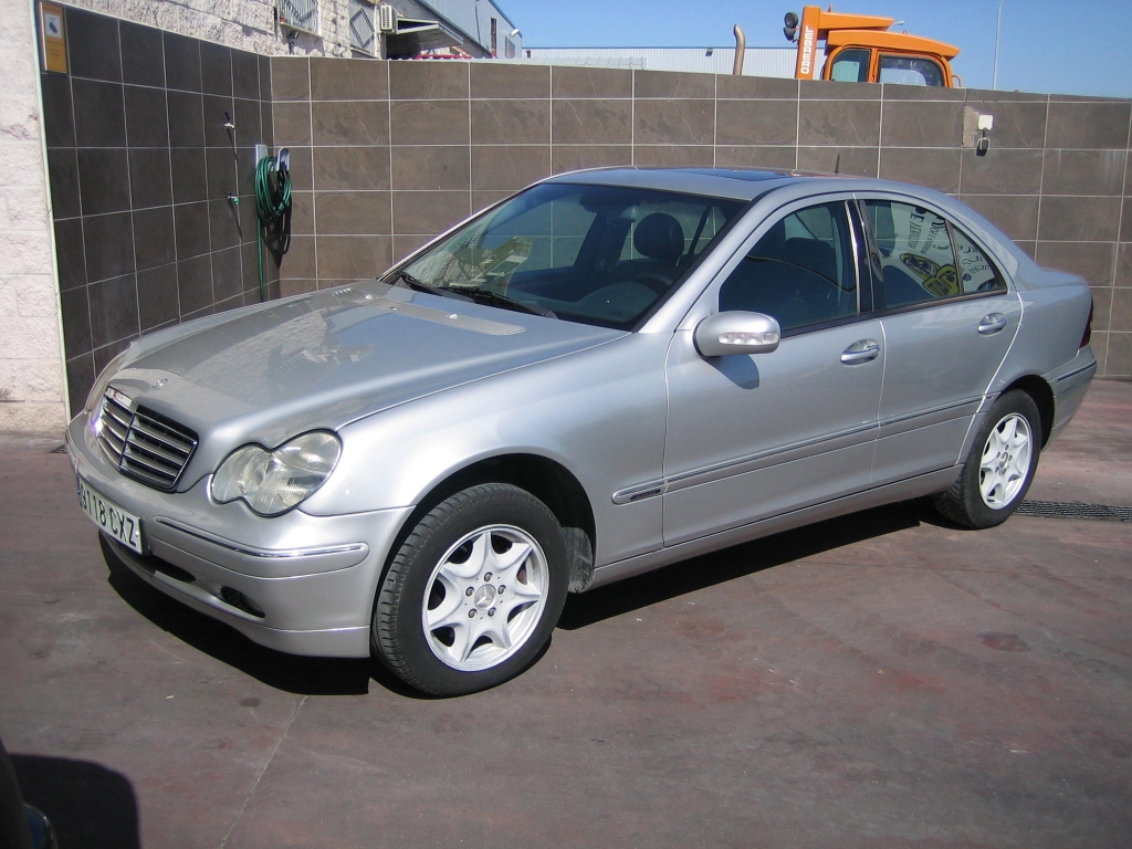 VISTA DELANTERA IZQUIERDA MERCEDES BENZ C-220 CDI 143CV AUTOMATICO