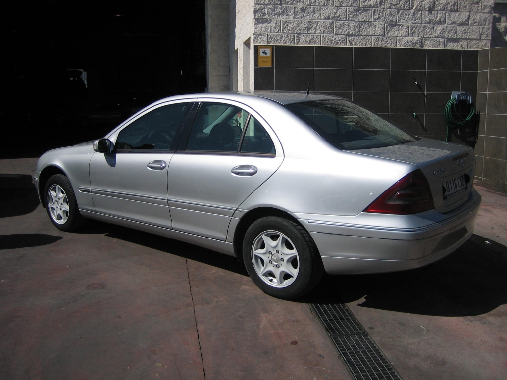 VISTA TRASERA IZQUIERDA MERCEDES BENZ C-220 CDI 143CV AUTOMATICO