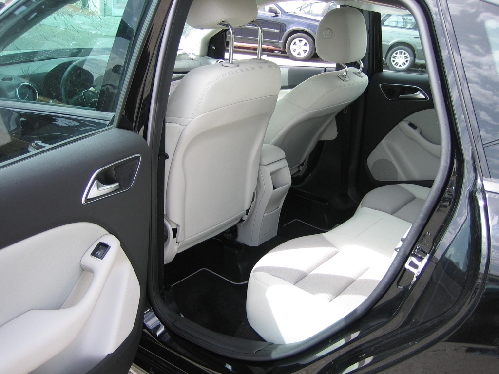 VISTA INTERIOR TRASERO MERCEDES BENZ CLASE B 180 CDI 110CV