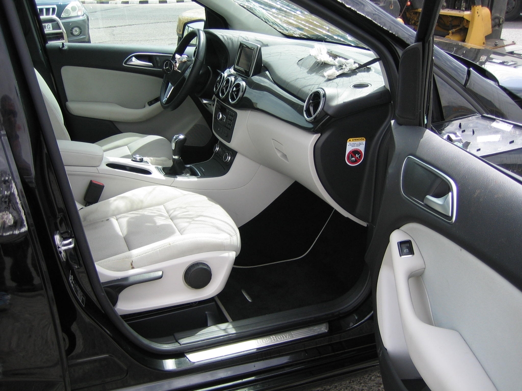 VISTA INTERIOR DERECHO MERCEDES BENZ CLASE B 180 CDI 110CV