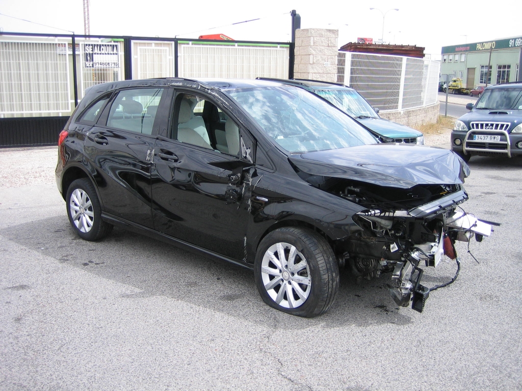 VISTA DELANTERA DERECHA MERCEDES BENZ CLASE B 180 CDI 110CV