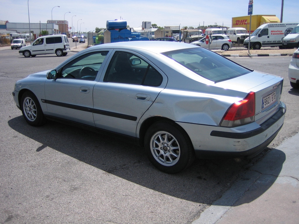 VISTA TRASERA IZQUIERDA VOLVO S-60 2.4 D 163CV