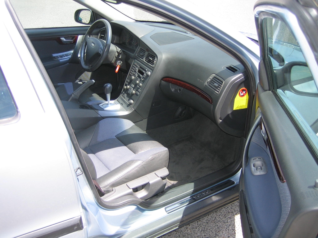 VISTA INTERIOR DERECHO VOLVO S-60 2.4 D 163CV