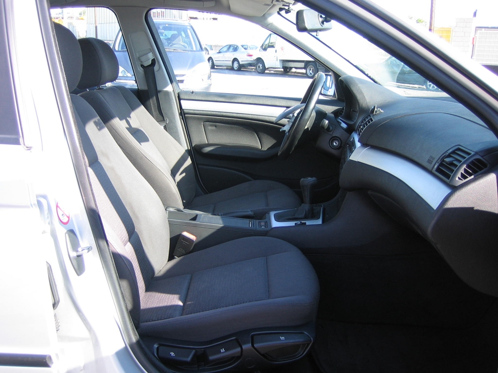 VISTA INJTERIOR DERECHO BMW 320 D 2.0 150CV