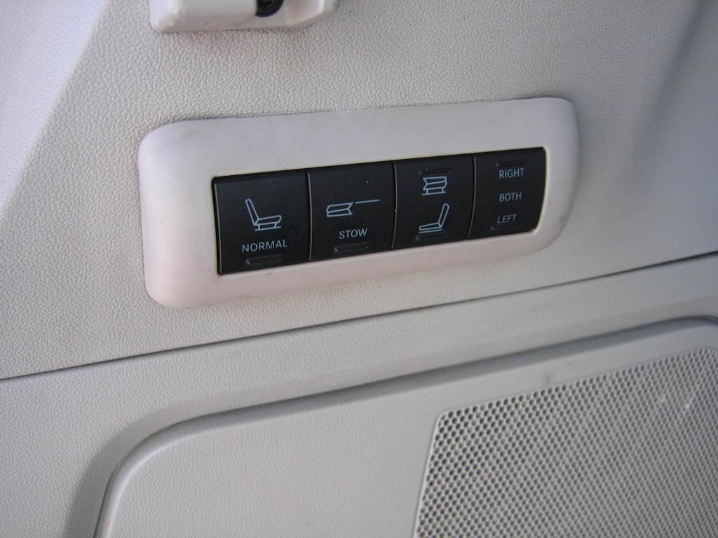 VISTA MANDOS RECOGIDA Y SALIDA ASIENTOS 7 PLAZAS ELECTRICO VISTA ASIENTOS 7 PLAZAS 