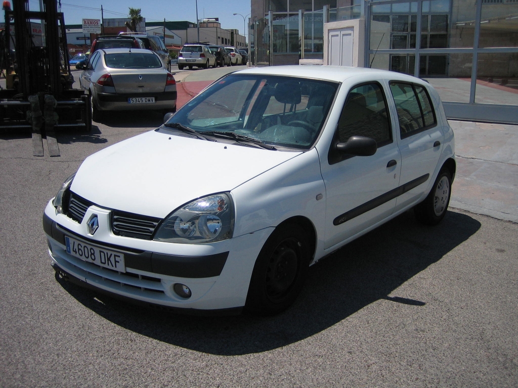 VISTA DELANTERA IZQUIERDA RENAULT CLIO 1.5 DCI 65CV