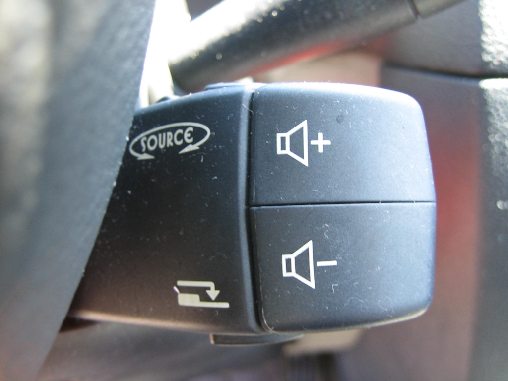 VISTA MANDOS AUDIO EN VOLANTE RENAULT CLIO 1.5 DCI 65CV