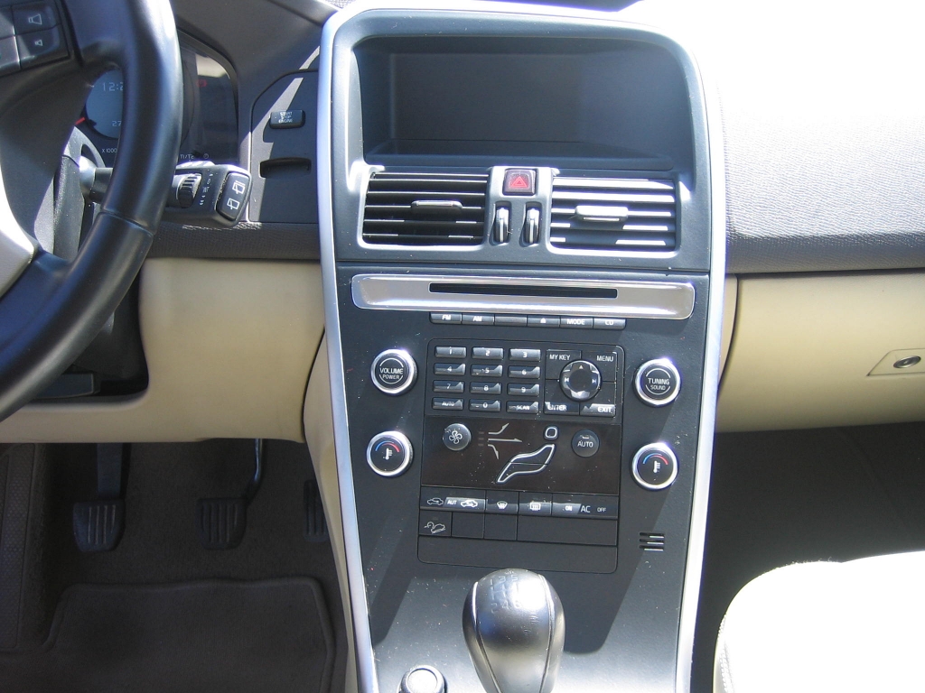 VISTA CD Y CLIMA VOLVO XC-60 2.4 181CV 4WD