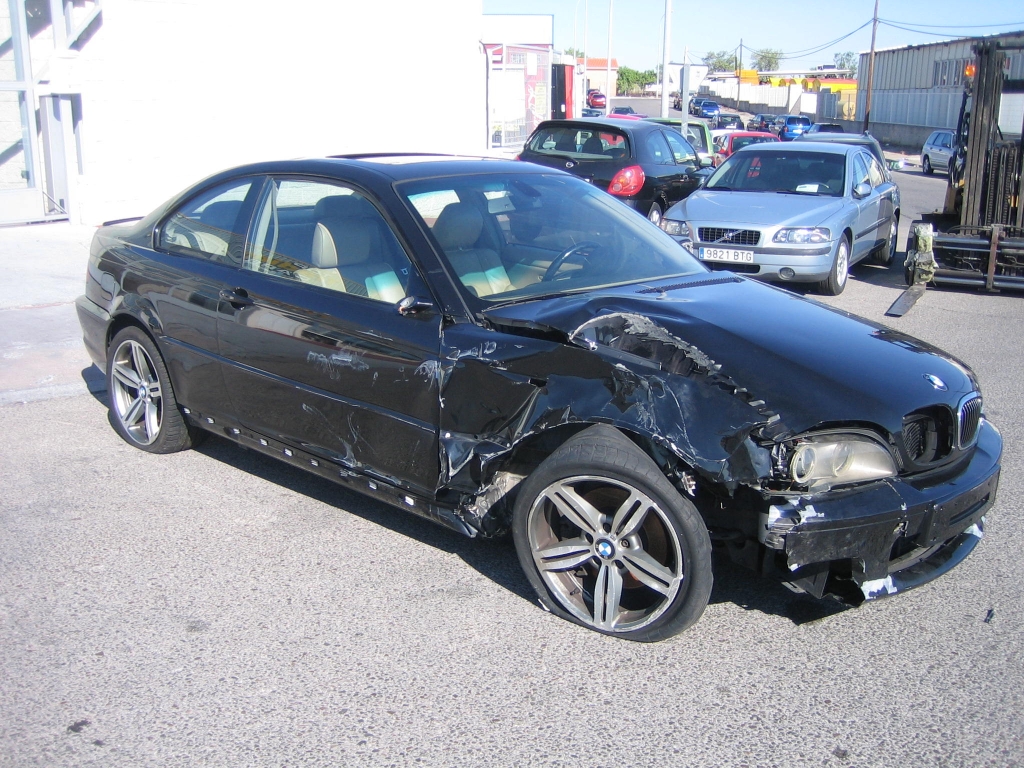 VISTA DELANTERA DERECHA BMW 330CD 204CV PACK M